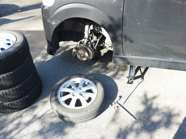 駐車場の車止めにタイヤを当てっぱなしにすると、タイヤが変形するって本当？