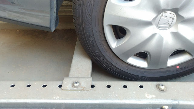 駐車場の車止めにタイヤを当てっぱなしにすると タイヤが変形するって本当